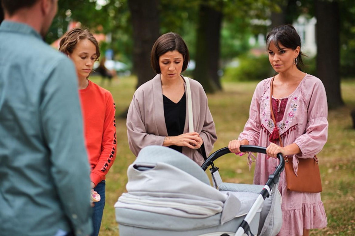 Pierwsza miłość, odcinek 4098. Kinga (Aleksandra Zienkiewicz), Maciek (Yan Polovnikov), Lilka (Sylwia Sokołowska), Janek (Maciej Mikołajczyk)