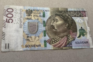 Zapłaciła takim banknotem w sklepie. Nawet ekspedientka się nie zorientowała, że to fałszywka