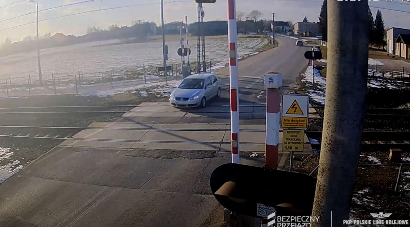 Stara Wieś. Kobieta wjechała na przejazd kolejowy i nie mogła ruszyć dalej. Mężczyzna ruszył z pomocą [ZDJĘCIA]