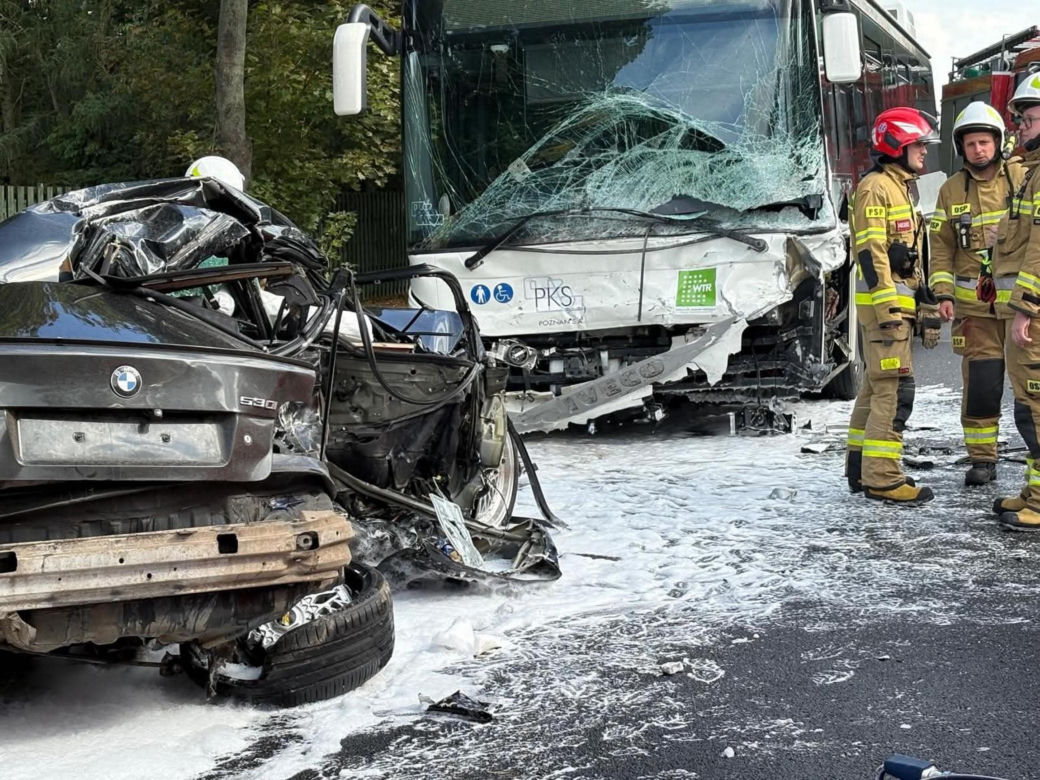 Wielkopolskie/ Trzy osoby zginęły w zderzeniu samochodu osobowego z autobusem