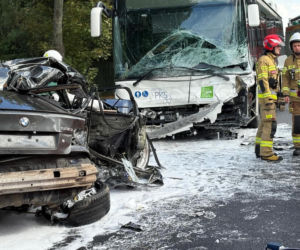 BMW uderzyło w autobus! Trzy ofiary, z auta niemal nic nie zostało!