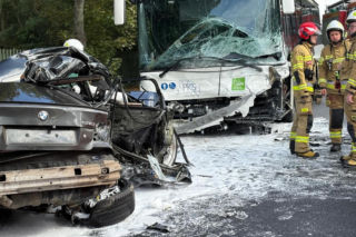 BMW uderzyło w autobus! Trzy ofiary, z auta niemal nic nie zostało!