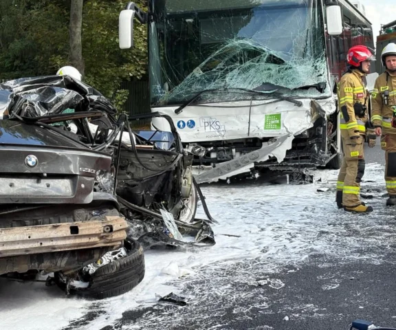 BMW uderzyło w autobus! Trzy ofiary, z auta wrak
