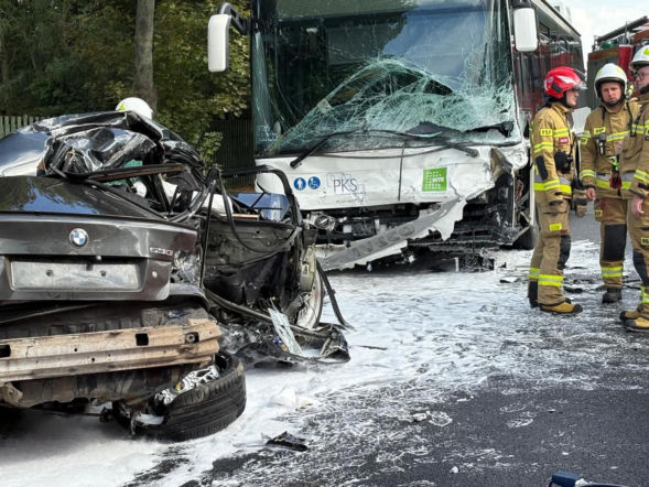 BMW uderzyło w autobus! Trzy ofiary, z auta niemal nic nie zostało!