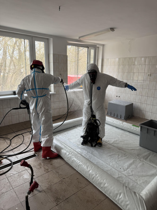 Potężne manewry strażaków na Pomorzu. Do akcji weszły psy ratownicze i policyjni antyterroryści