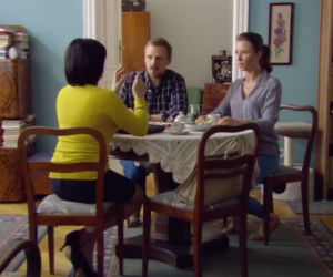O mnie się nie martw 4 sezon odc. 12 Krzysiek (Paweł Domagała), Marta (Katarzyna Ankudowicz), pani Irenka (Hanna Śleszyńska)