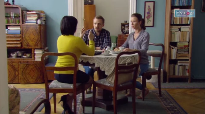 O mnie się nie martw 4 sezon odc. 12 Krzysiek (Paweł Domagała), Marta (Katarzyna Ankudowicz), pani Irenka (Hanna Śleszyńska)