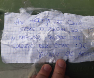 Kościerzyna. Leśnicy znaleźli porzucony w lesie worek ze śmieciami: Żono. Twój mąż bawił się dobrze