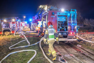 Pali się hala magazynowa w Trzebini. Apel do mieszkańców o zamknięcie okien