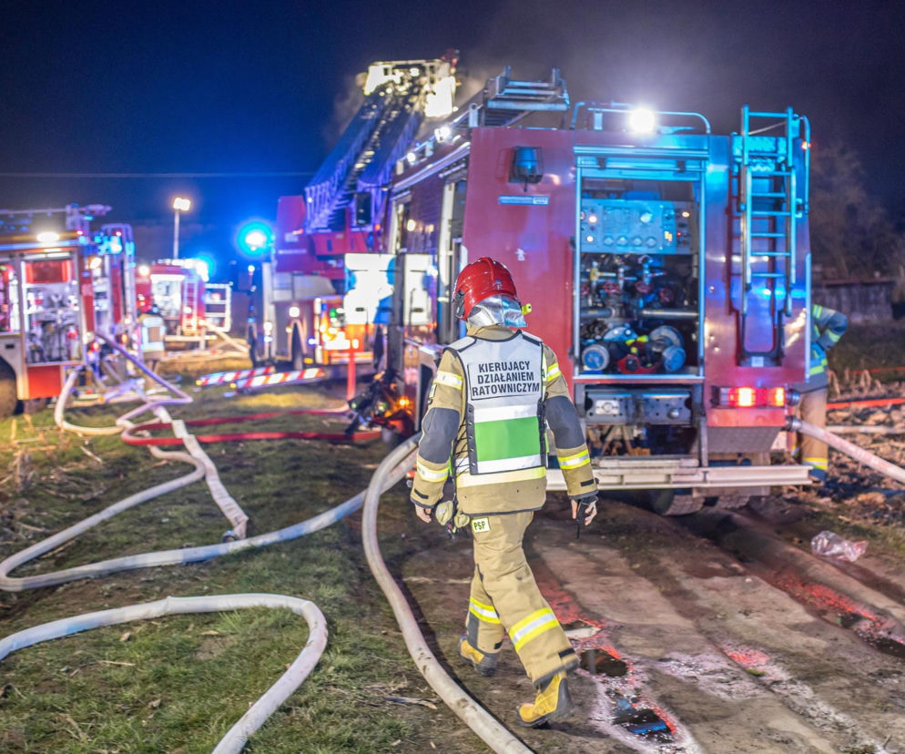 Pali się hala magazynowa w Trzebini. Apel do mieszkańców o zamknięcie okien