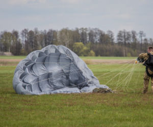 Policyjny black hawk nad Warszawą