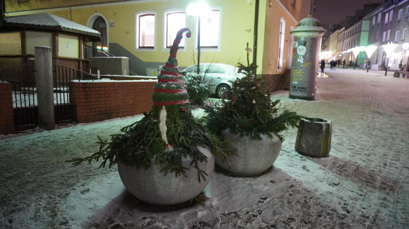 Świąteczne iluminacje w Olsztynie zachwycają. Prawdziwą „gwiazdą” jest choinka na starówce [ZDJĘCIA]