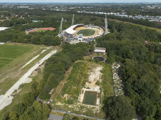 Dawny basen na Terenach Olimpijskich - deweloper rozpoczął budowę akademika na obszarze objętym ochroną konserwatorską