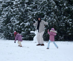 Maciej Pela zabrał córeczki na sanki