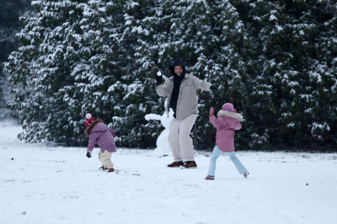 Maciej Pela zabrał córeczki na sanki