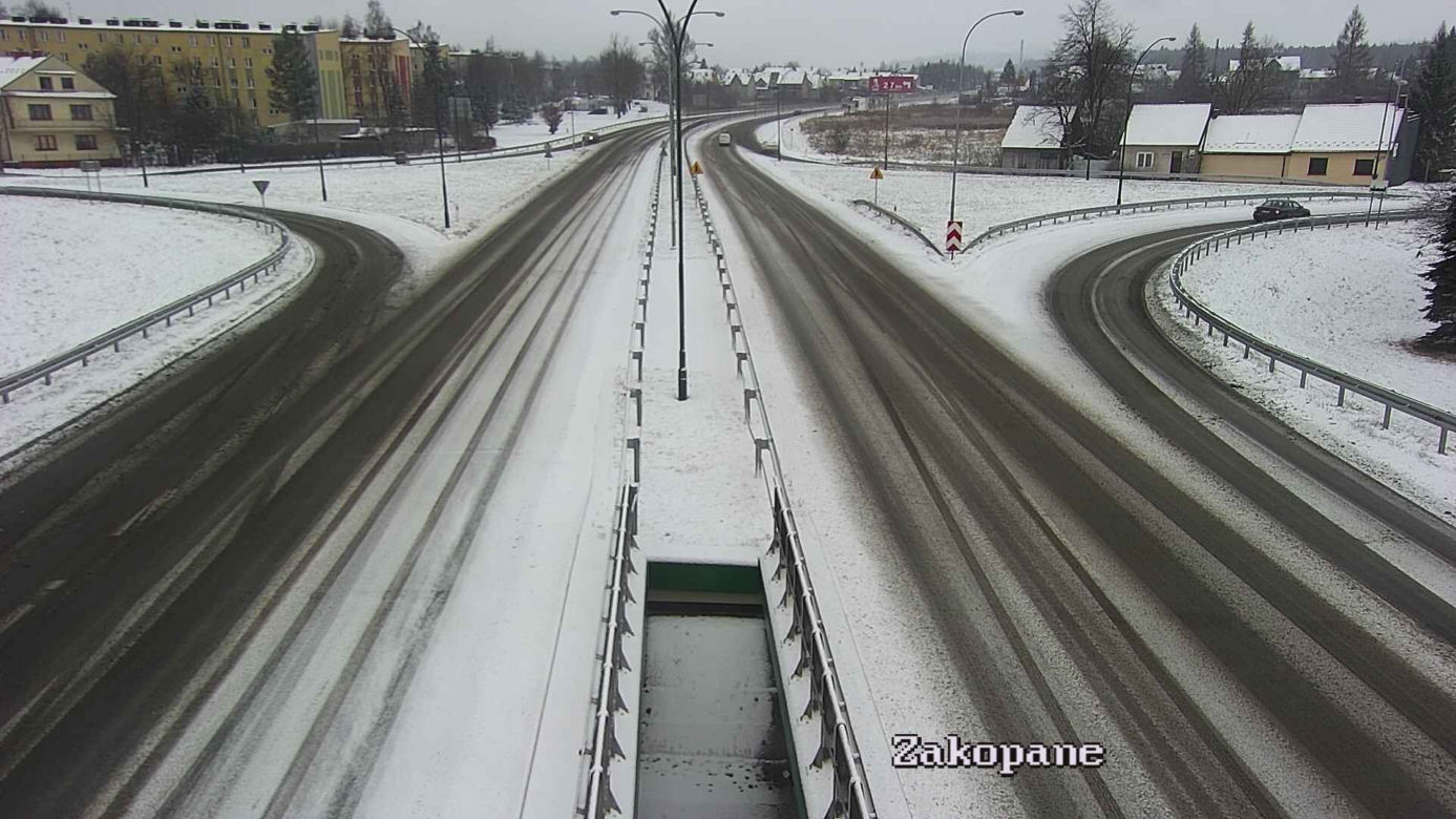 Śnieżyce w Małopolsce. Drogi są białe i śliskie