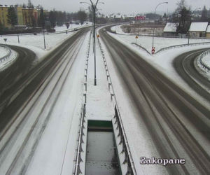 Śnieżyce w Małopolsce. Drogi są białe i śliskie