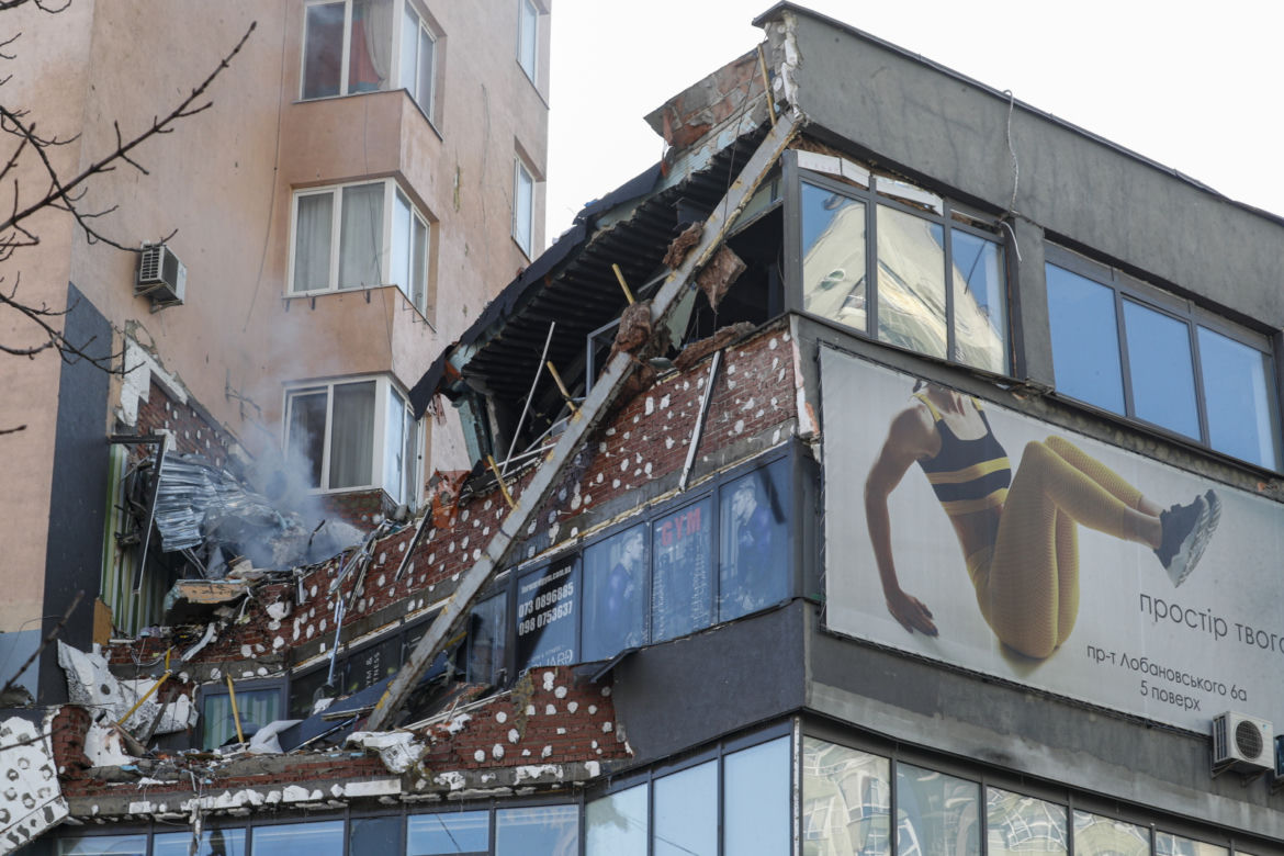Pocisk trafił w blok mieszkalny w Kijowie [ZDJĘCIA]