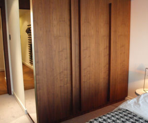 Eleganckie matowe wykończenie powierzchni w nowoczesnym apartamencie