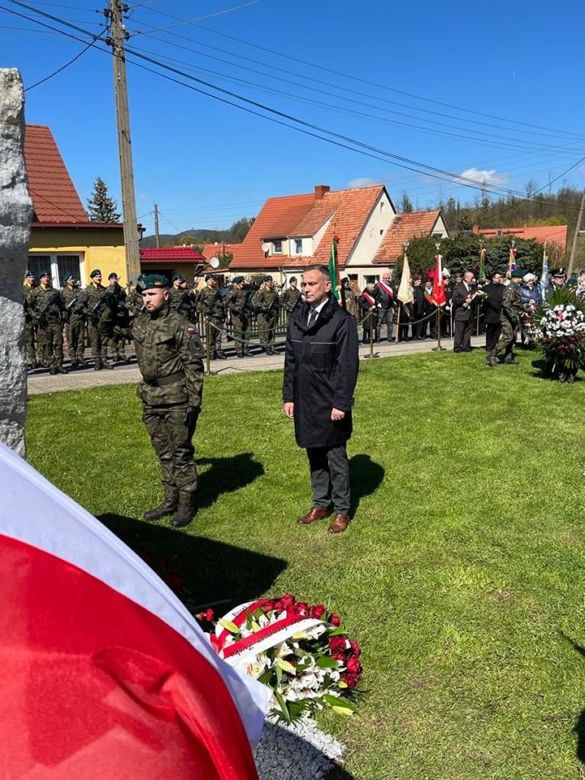 Odsłonięcie monumentu smoleńskiego w Czarnym Borze