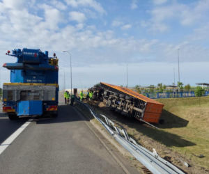 Poważny wypadek na A1 koło Torunia. Ciągnik siodłowy z naczepą przewrócony na wysokości MOP Nowy Dwór