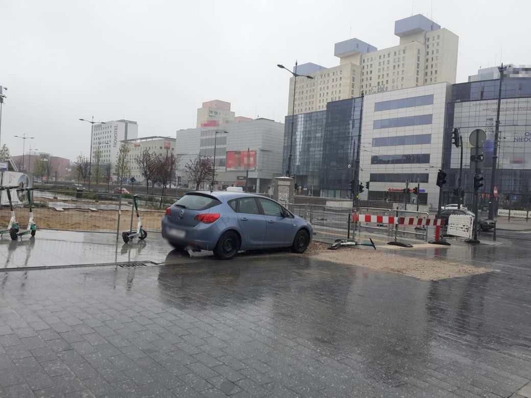 Auto bez kierowcy jechało prosto na przystanek w Łodzi! Świadkowie zdarzenia próbowali je zepchnąć [ZDJĘCIA].
