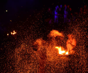 Pokaz fireshow w wykonaniu tancerzy i tancerek Teatru Ognia „Mantra” z Makowa Mazowieckiego