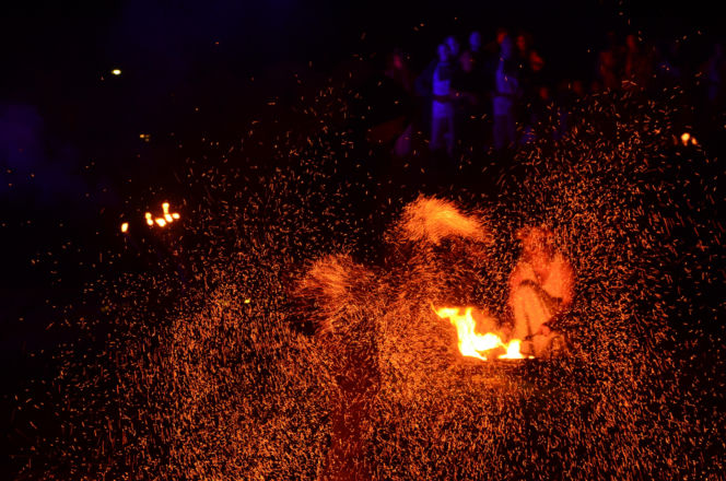 Pokaz fireshow w wykonaniu tancerzy i tancerek Teatru Ognia „Mantra” z Makowa Mazowieckiego