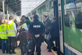 Tarnów: Policja na dworcu PKP. Pomagają uchodźcom z Ukrainy [ZDJĘCIA]