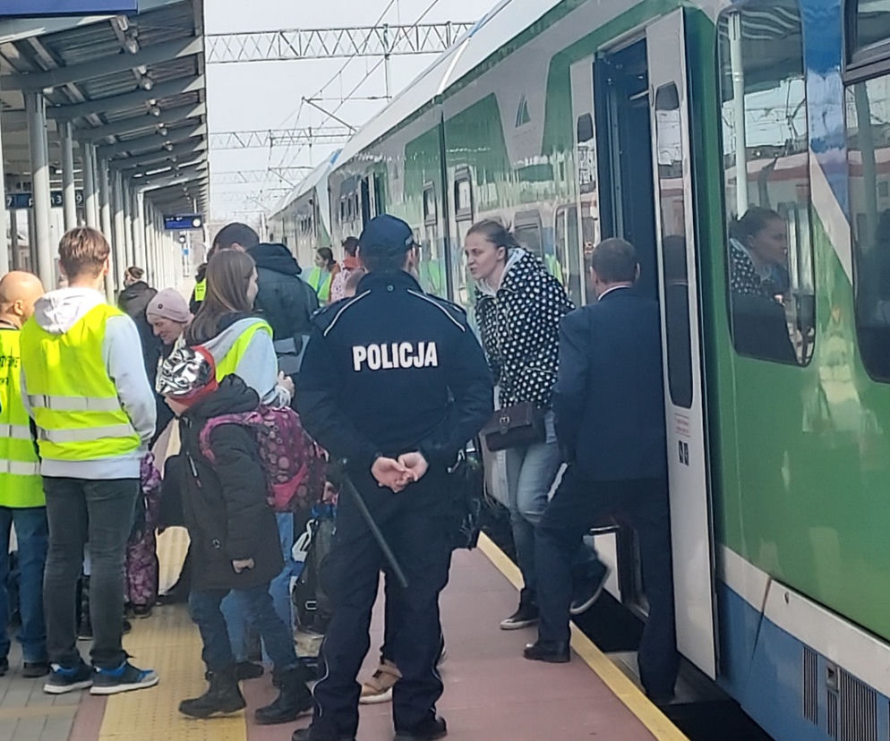 Policjanci na tarnowskim dworcu PKP