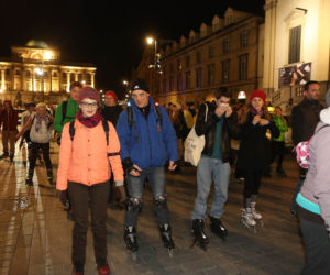 Nightskating. Warszawiacy przejechali stolicę na rolkach [Zdjęcia]
