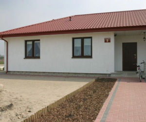Projekt domu Przestronny D08 - domek z ogródkiem