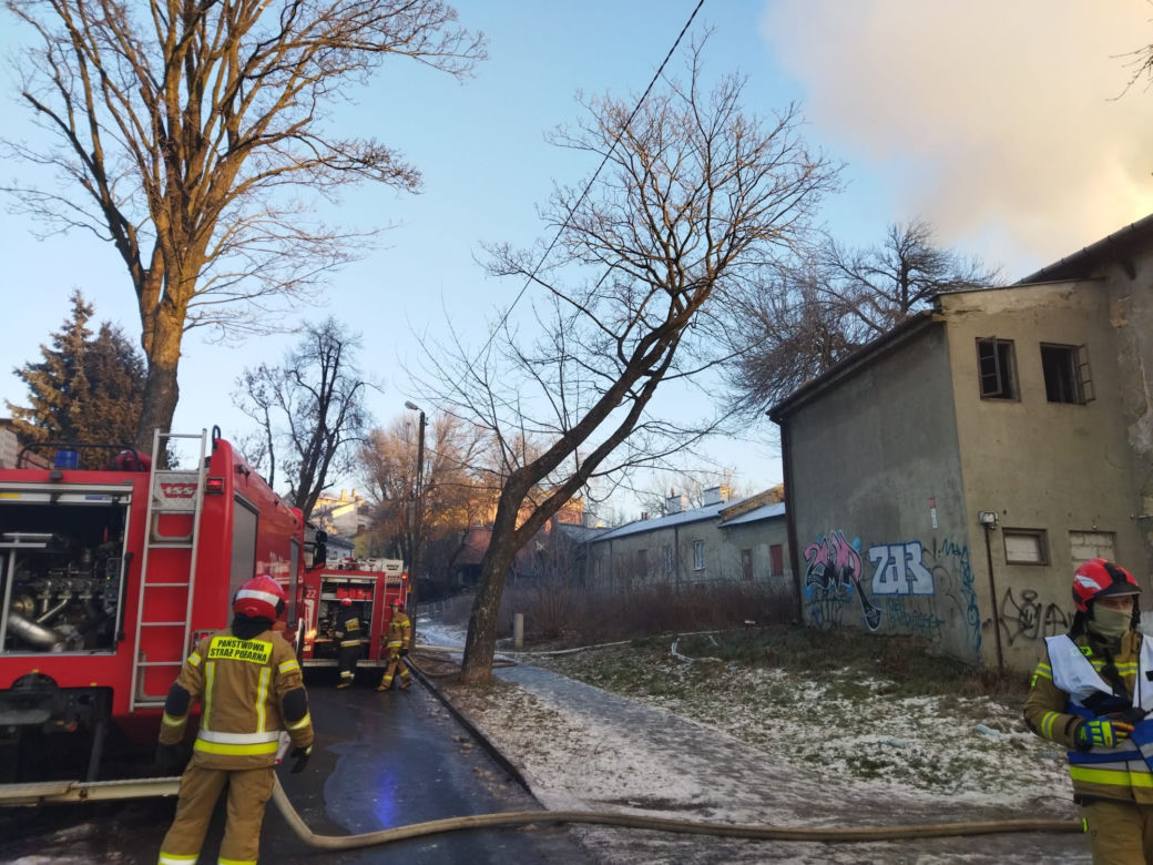 Pożar w Lublinie. Płonie kamienica przy Wesołej. Trudna akcja strażaków [ZDJĘCIA]