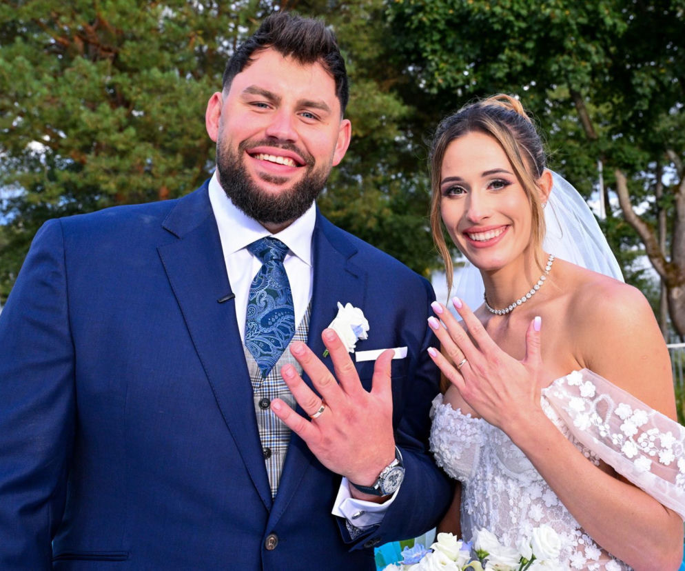 Natalia i Konrad Bukowieccy pokazują obrączki ślubne. O nietypowych zasadach w ich małżeństwie przeczytasz na SE.