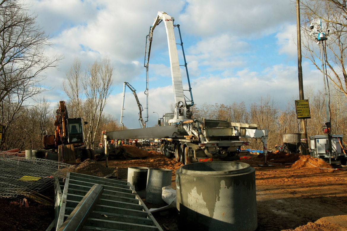 Leją beton na Marywilskiej. Remont walącego się wiaduktu wszedł w kluczowy etap