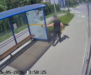Rozbił wiatę przystankową i wyrzucił siekierę w krzaki