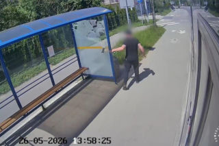 Mężczyzna z siekierą niszczył wiatę w Starachowicach. Surowe konsekwencje dla 38-latka [VIDEO]