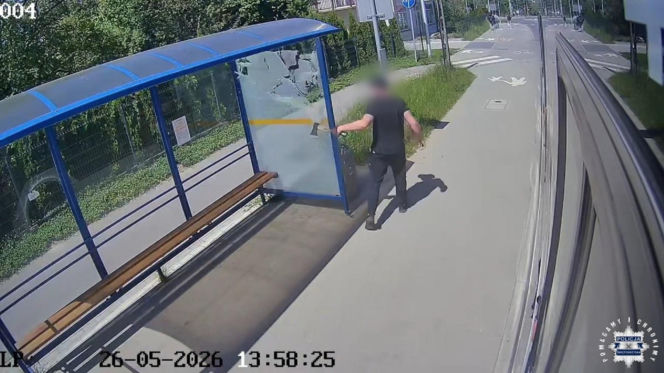 Siekiera, alkohol i... zniszczony przystanek. Mieszkaniec Starachowic słono zapłaci za swój wybryk