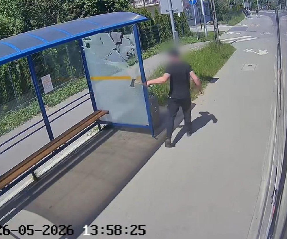 Rozbił wiatę przystankową i wyrzucił siekierę w krzaki
