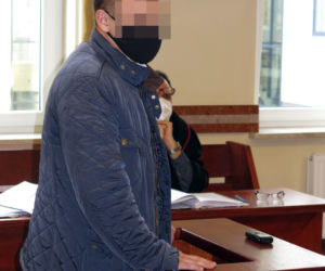 Policjant drogówki postrzelił uciekiniera w pośladek. Stanął przed sądem