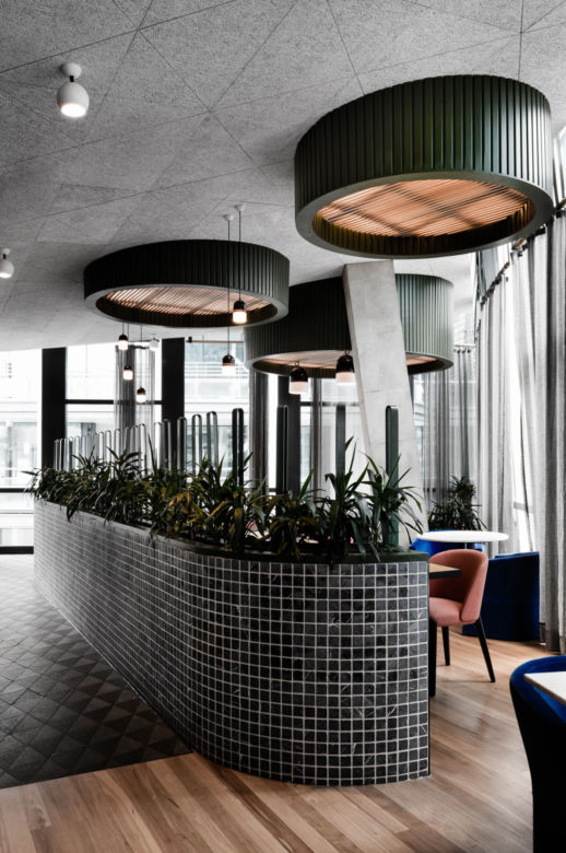 Tropikalne wnętrze restauracji w Sydney 