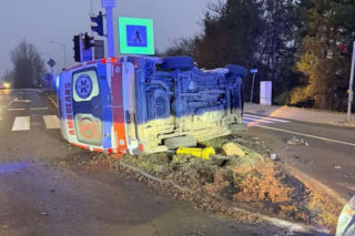 Zderzenie osobówki z karetką pogotowia w Ostrowcu Świętokrzyskim. Poszkodowani ratownicy medyczni