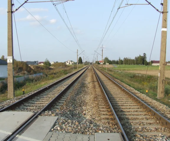 Samochód osobowy wjechał prosto pod pociąg pasażerski!