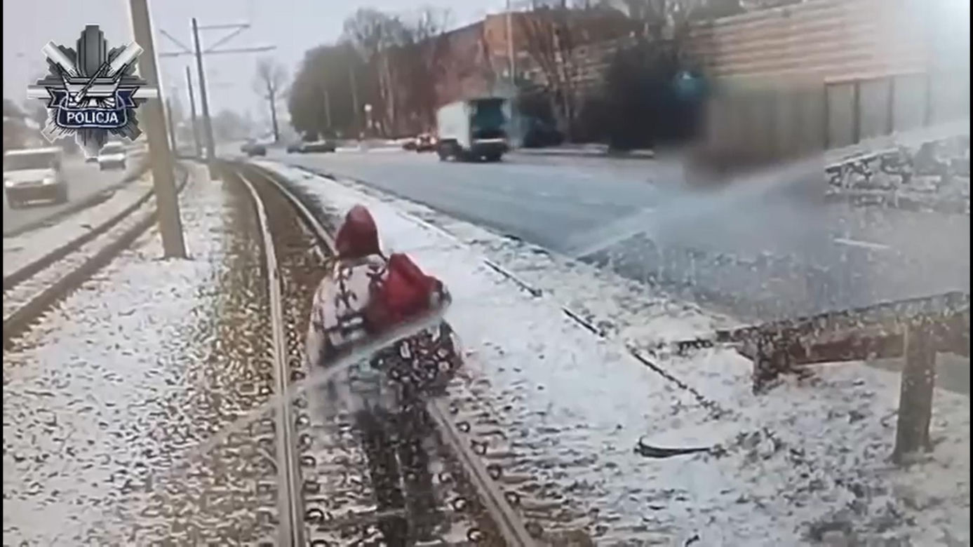 Obraziła się na motorniczego i zablokowała ruch! "Usiadła na torach, wstała i zaczęła iść przed tramwajem"