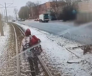Obraziła się na motorniczego i zablokowała ruch! Usiadła na torach, wstała i zaczęła iść przed tramwajem