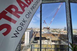 Wiecha zawisła na Upper One w sercu stolicy