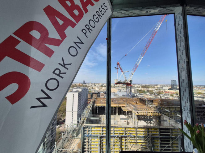 Wiecha zawisła na Upper One w sercu stolicy