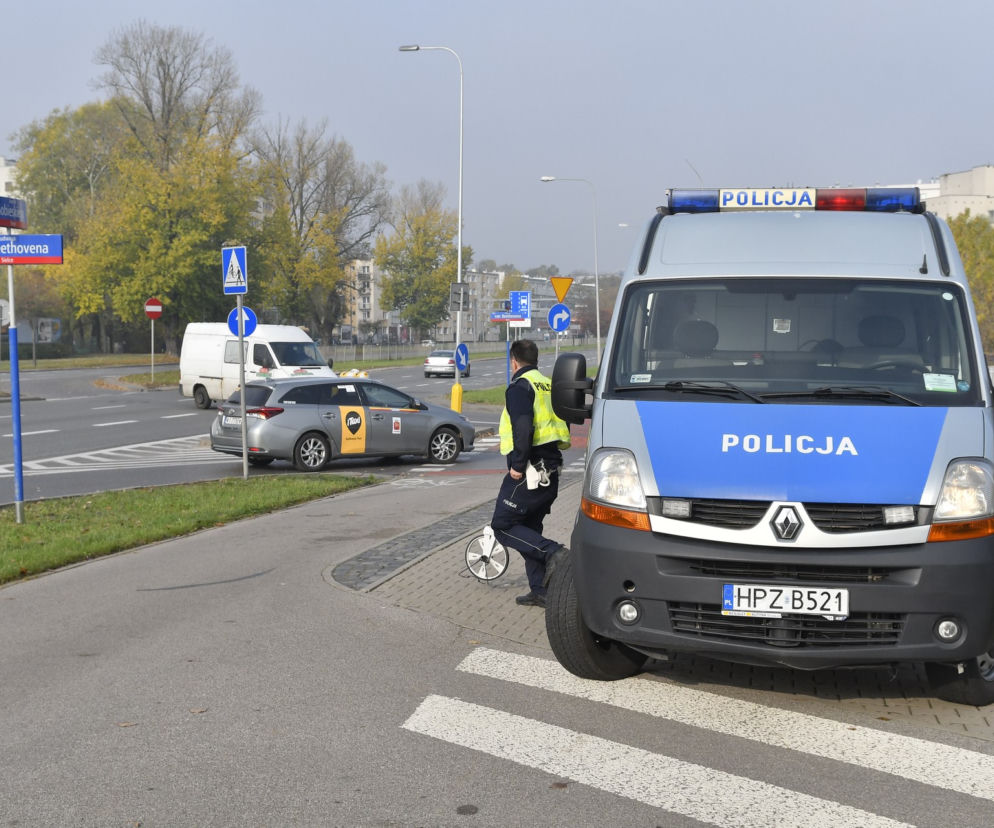 Warszawa. Znany polityk zmasakrował kolano rowerzystce