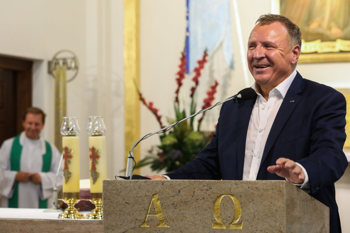 Jacek Kurski modli się w intencji zmarłej  matki