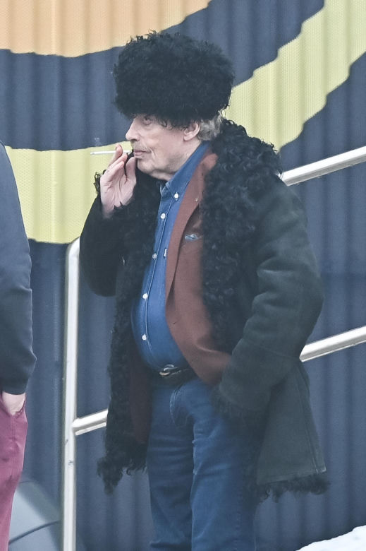 Daniel Olbrychski pali pod zakazem palenia